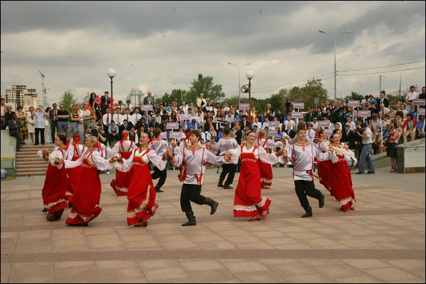 Folk round dance (