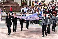 Корейские и российские участники выносят флаг олимпиады